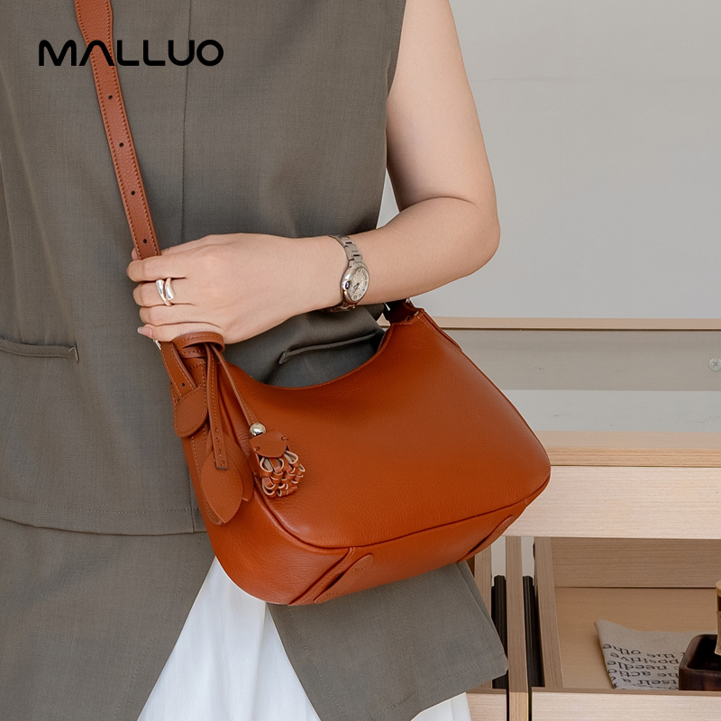 Hobo Bag Slouchy - กระเป๋าหนังวัวแท้ทรงโฮโบสำหรับผู้หญิง กระเป๋าหนังลายเม็ดทรายสะพายข้างพร้อมพู่ห้อย กระเป๋าดีไซน์หรู
