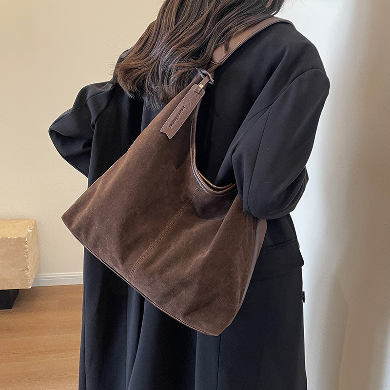 Hobo Bag Slouchy - กระเป๋าสะพายไหล่สีน้ำตาลสำหรับผู้หญิง เนื้อผ้านุ่ม ตกแต่งขอบหนัง ความจุขนาดใหญ่ กระเป๋าทรงหลวมสำหรับเดินทางและทำงานในชีวิตประจำวัน
