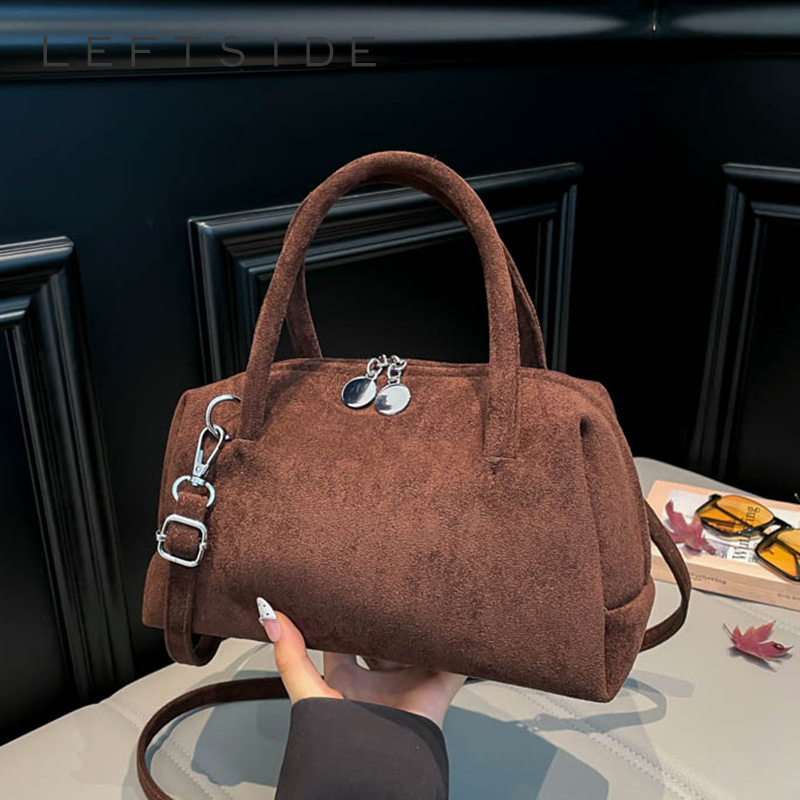 Women Bags Trend 2025 - กระเป๋าสะพายข้างผู้หญิงทรงหมอน รุ่นใหม่ ฤดูหนาว 2025 แบรนด์หรู ดีไซน์ทันสมัย