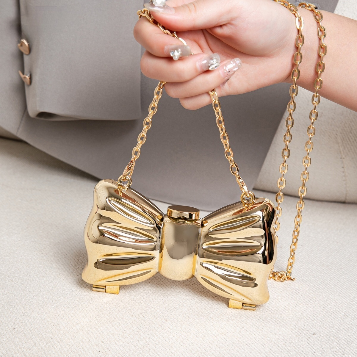 Clutch Bag Evening - กระเป๋าคลัทช์ทรงโบว์โลหะสีทองเงา แบบแข็ง สายโซ่สะพายข้าง น่ารัก หรูหรา กระเป๋าถือขนาดเล็กสำหรับงานกลางคืน