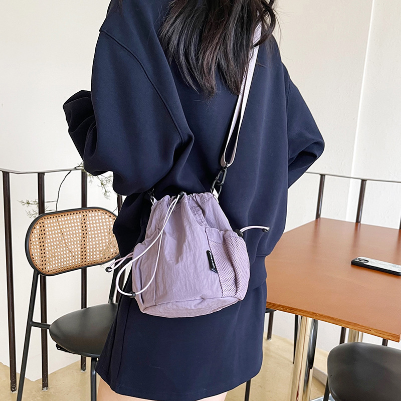 Women'S Bags Going Out - กระเป๋าสะพายข้างไนลอนลำลองสำหรับผู้หญิง รุ่นสปริง 2026 กระเป๋าทรงถังแบบมีเชือกผูก แฟชั่น ทันสมัย
