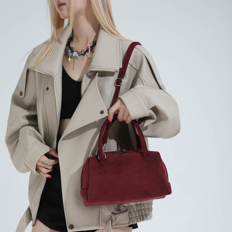 กระเป๋าสะพายข้างผู้หญิงทรงหมอน - Women Bags Trend 2025 บทวิจารณ์และราคา