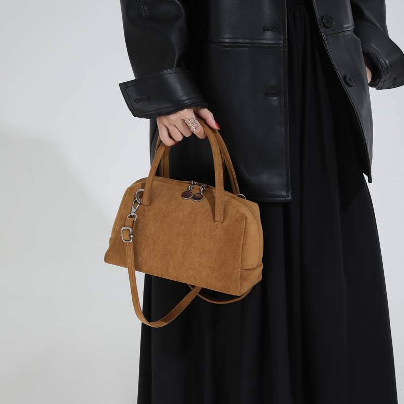 กระเป๋าสะพายข้างผู้หญิงทรงหมอน - Women Bags Trend 2025 บทวิจารณ์และราคา