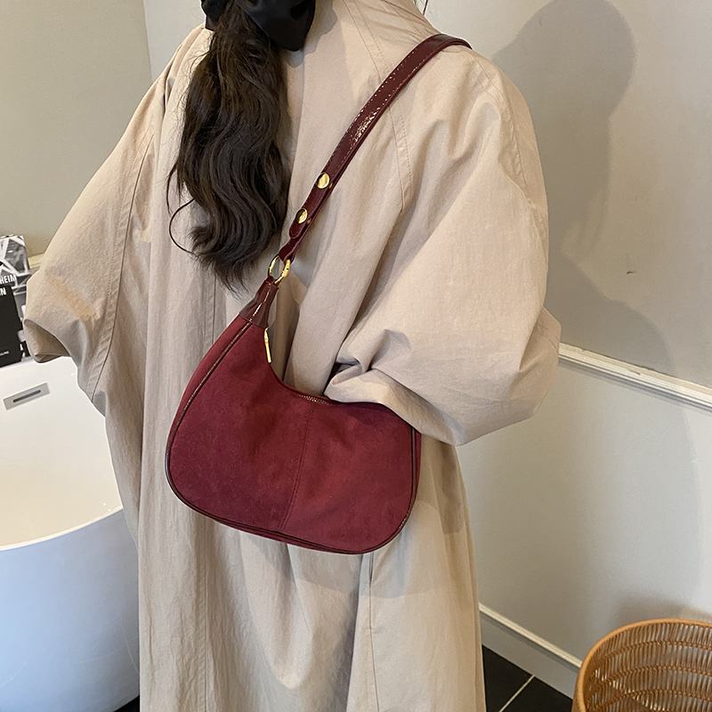 กระเป๋าสะพายไหล่หนังกลับผู้หญิ - Women Bags Trend 2025 บทวิจารณ์และราคา