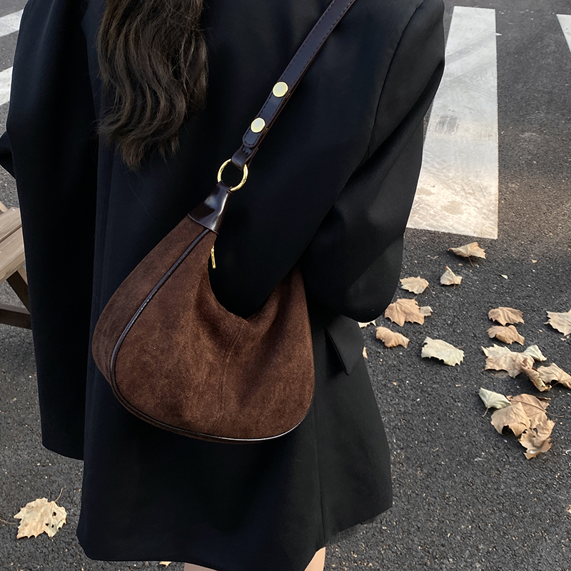 กระเป๋าสะพายไหล่หนังกลับผู้หญิ - Women Bags Trend 2025 บทวิจารณ์และราคา
